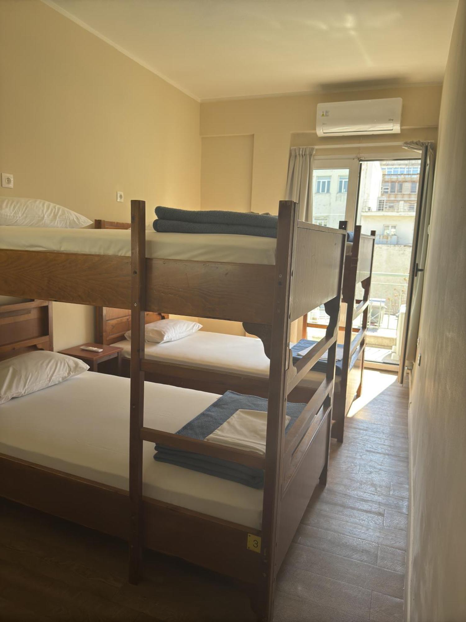 Cama en habitación femenina compartida de 4 camas